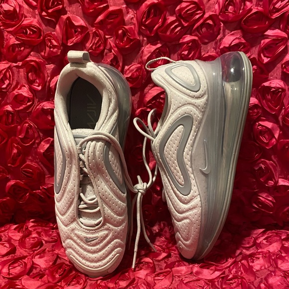 Women's Shoe Nike Air Max 720 - Picture 2 of 9